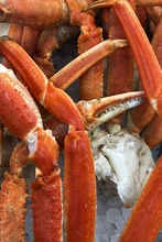 Load image into Gallery viewer, Premium Wild-Caught Snow Crab Clusters - Large 5–8 oz, Per Pound